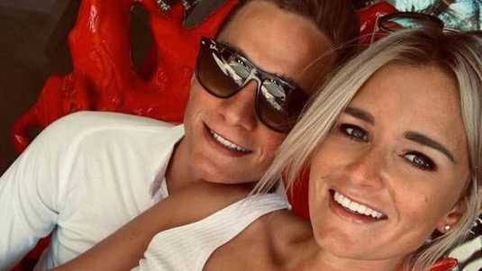 Mathieu van der Poels vriendin verrast hem met een cadeau en een hartverwarmende boodschap terwijl hij vandaag zijn verjaardag viert.