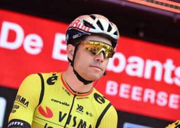 De ploegleider van Visma-Lease a Bike heeft het opgenomen voor de Belgische wielerster Wout van Aert en roept zowel fans als critici op om niet te vergeten welke persoonlijke en professionele uitdagingen hij in 2024 heeft doorgemaakt.