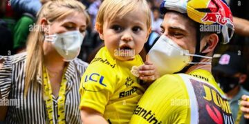 Wout van Aert Krijgt Hartverwarmende Verjaardagsverrassing van Zijn Vrouw en Kinderen