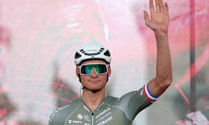 Mathieu van der Poel begint Parijs-Roubaix met hartverwarmend gebaar en wint fans vóór de eerste trap