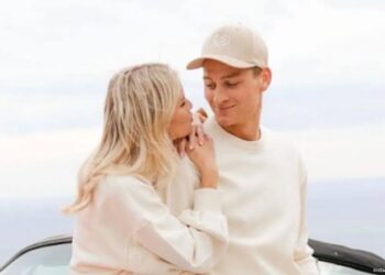 Breaking nieuws: Wielerster Mathieu van der Poel heeft officieel zijn verloving aangekondigd met zijn langdurige partner Roxanne Bertels.