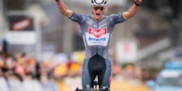 Remco Evenepoel onthult de deal die hij met Mathieu Van der Poel sloot als hij uiteindelijk Parijs-Roubaix 2025 zou winnen: “afspraak is afspraak”.