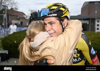 Sarah van Aert verrast fans met emotioneel bericht na vierde plaats van Wout in Parijs-Roubaix 2025
