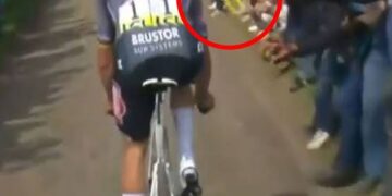Mathieu Van der Poel schokt de wielerwereld door een handtekening te zetten voor de man die een bidon naar hem gooide in Parijs-Roubaix nadat hij naar hem toe was gebracht om zijn excuses aan te bieden.