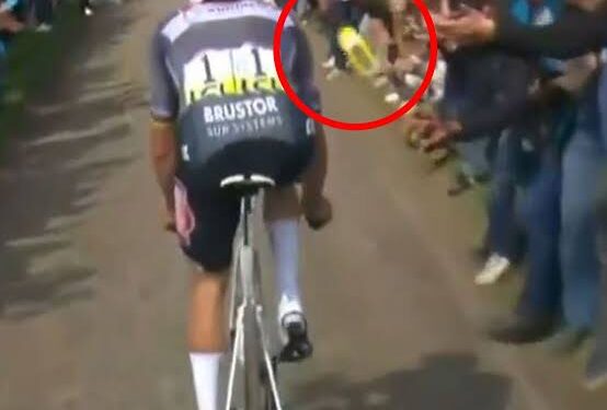 Mathieu Van der Poel schokt de wielerwereld door een handtekening te zetten voor de man die een bidon naar hem gooide in Parijs-Roubaix nadat hij naar hem toe was gebracht om zijn excuses aan te bieden.