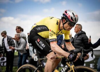 Zorgen om Wout van Aert: “Die knie gaat een probleem blijven”