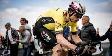 Zorgen om Wout van Aert: “Die knie gaat een probleem blijven”