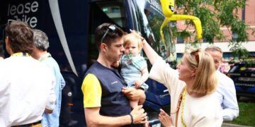 Breaking News:In een onverwachte en schokkende ontwikkeling hebben de Belgische wielrenner Wout van Aert en zijn vrouw, Sarah de Bie, aangekondigd dat ze na meerdere jaren van huwelijk gaan scheiden