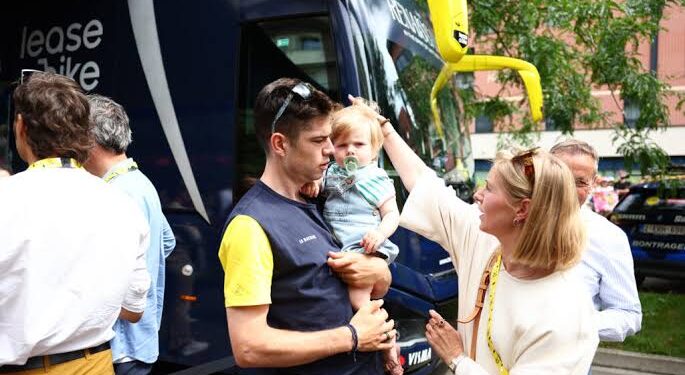 Breaking News:In een onverwachte en schokkende ontwikkeling hebben de Belgische wielrenner Wout van Aert en zijn vrouw, Sarah de Bie, aangekondigd dat ze na meerdere jaren van huwelijk gaan scheiden