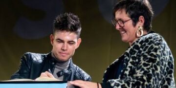 Gefeliciteerd!! Wout Van Aert tekent nieuwe sponsorovereenkomst ter waarde van miljoenen euro’s met Maxxis, een van de grootste producenten van fietsbanden.