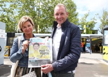 Mathieu Van der Poel en zijn ouders en familie komen samen om de postume verjaardag van opa Raymond Poulidor te vieren en het leven en de nalatenschap die hij heeft achtergelaten in de wielersport en de wereld…….. meer details binnenin