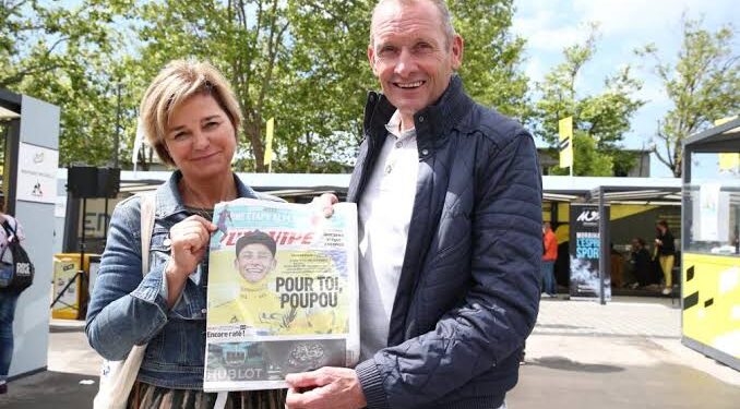 Mathieu Van der Poel en zijn ouders en familie komen samen om de postume verjaardag van opa Raymond Poulidor te vieren en het leven en de nalatenschap die hij heeft achtergelaten in de wielersport en de wereld…….. meer details binnenin