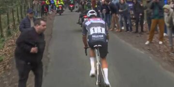 De “spuwende fan” die Mathieu Van den Poel bespuugde tijdens de E3 Saxo Classic is beboet en mag geen wielerwedstrijden bijwonen