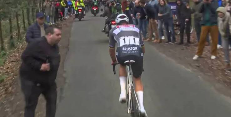 De “spuwende fan” die Mathieu Van den Poel bespuugde tijdens de E3 Saxo Classic is beboet en mag geen wielerwedstrijden bijwonen