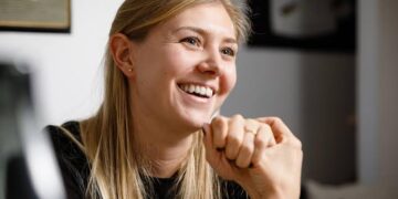 Gefeliciteerd Sarah De Bie: echtgenote van Wout van Aert krijgt eigen realityshow, met in de hoofdrol het dagelijks leven van haar man en kinderen. Kanaalnummer, zendtijd en titel van de show in de reacties hieronder.