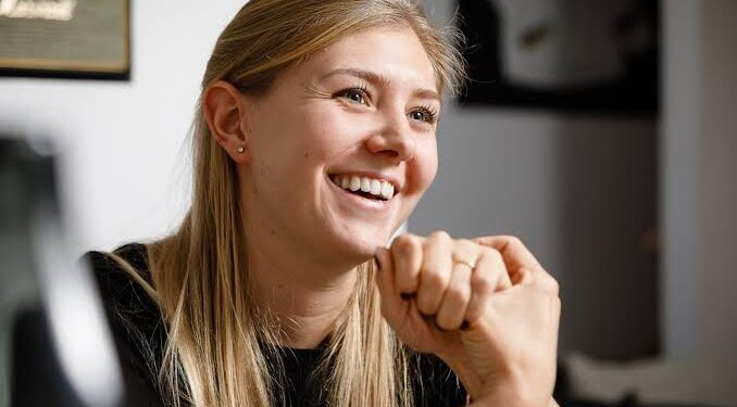 Gefeliciteerd Sarah De Bie: echtgenote van Wout van Aert krijgt eigen realityshow, met in de hoofdrol het dagelijks leven van haar man en kinderen. Kanaalnummer, zendtijd en titel van de show in de reacties hieronder.