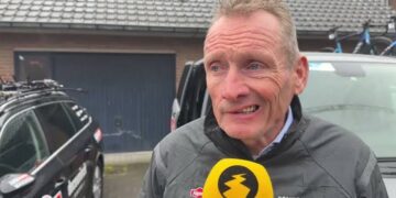 Mensen vol ongeloof over reactie van vier woorden van Adrie Van der Poel na vraag over Wout Van Aerts prestaties in de Ronde van Vlaanderen tot nu toe