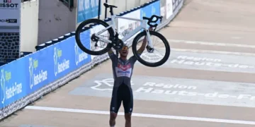 Een Grand Slam voor Van der Poel? Vader Adrie is optimistisch, maar waarschuwt: “Organisaties maken hun wedstrijden steeds zwaarder”