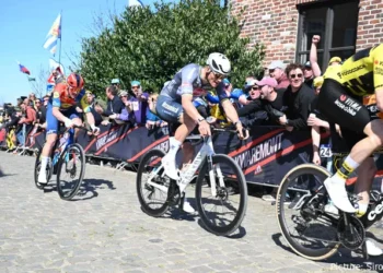 Van der Poel speelde een paar keer met vuur onderweg” – Kleine fouten leiden tot nederlaag in de Ronde van Vlaanderen