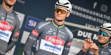 Ploeggenoot Mathieu Van der Poel sceptisch over Van der Poels overwinning in Parijs-Roubaix afgelopen zondag: “Ik denk niet dat hij zo fit is, maar…”