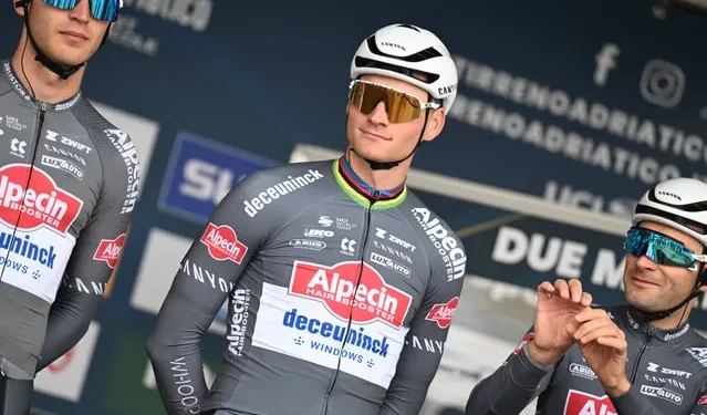 Ploeggenoot Mathieu Van der Poel sceptisch over Van der Poels overwinning in Parijs-Roubaix afgelopen zondag: “Ik denk niet dat hij zo fit is, maar…”
