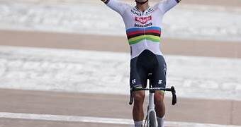 Mathieu van der Poel trekt zich op het laatste moment terug uit Parijs-Roubaix vanwege gezondheidsproblemen