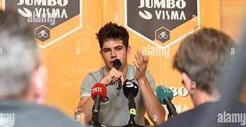 Het managementteam van Jumbo-Visma vergadert met Wout Van Aert en zijn team om zijn fouten in de afgelopen wedstrijden te bespreken, omdat het de contractafspraken niet nakomt.