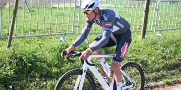 Mathieu van der Poel is het oneens met Alpecin-Deceunincks plannen om Parijs-Roubaix in 2024 te herhalen: nieuwe tactieken op het spel  Met de editie van Parijs-