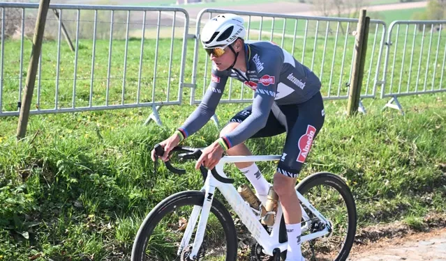 Mathieu van der Poel is het oneens met Alpecin-Deceunincks plannen om Parijs-Roubaix in 2024 te herhalen: nieuwe tactieken op het spel  Met de editie van Parijs-