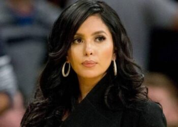 Vanessa Bryant, the widow of NBA legend Kobe Bryant, delivered emotional testimony during her lawsuit against Los Angeles County, accusing sheriff’s deputies and firefighters of invading her family’s privacy.full details below ⬇️