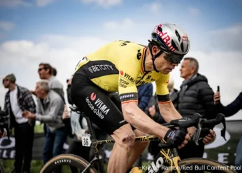 Breaking nieuws:De Belgische wielrenner Wout van Aert zal een operatie ondergaan aan zijn rechterknie, na een recente valpartij tijdens de klassieker Parijs-Roubaix.