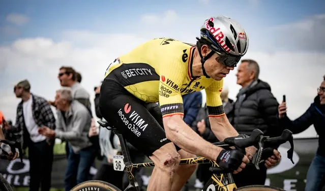 Breaking nieuws:De Belgische wielrenner Wout van Aert zal een operatie ondergaan aan zijn rechterknie, na een recente valpartij tijdens de klassieker Parijs-Roubaix.