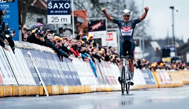 ‘Het kan me niet schelen’ – Mathieu van der Poels teammanagement onaangedaan door mogelijke tactische hoofdpijn Ronde van Vlaanderen