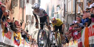 🚴🇮🇹 | Hoe kon Wout van Aert winnen op de Piazza del Campo terwijl hij de hele klim naar Siena op zijn limiet zat? Del Toro had er geen idee van, oordelen onze experts! 🤔🤔