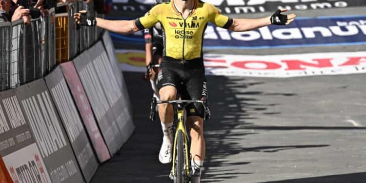 Prachtige beelden van Wout Van Aert die helemaal losgaat na zijn Giro-etappewinst: “Het was het waard en ik ben blij dat ik mijn fans niet heb teleurgesteld, bedankt!!”
