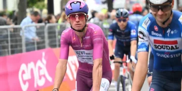 Wout van Aerts Maglia Rosa-droom bedreigd door outsider in de Giro d’Italia: “Een etappe winnen is makkelijker dan in een eendagswedstrijd”