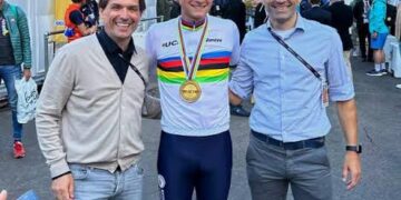 Nico Dick, officieel woordvoerder van Alpecin-Deceuninck, reageert op berichten over het vertrek van Mathieu van der Poel. Bevestigt ieders vermoeden