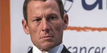 Lance Armstrong haalt uit naar UCI en organisatoren van wielerevenementen vanwege veiligheidsovertredingen: “Eerst was het Van der Poel die werd gespuugd en met flessen werd gegooid, nu een geit op de baan!!!”