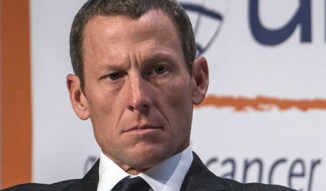 Lance Armstrong haalt uit naar UCI en organisatoren van wielerevenementen vanwege veiligheidsovertredingen: “Eerst was het Van der Poel die werd gespuugd en met flessen werd gegooid, nu een geit op de baan!!!”