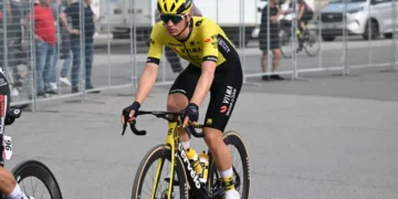 Van Uden schrikt in Lecce: Kooij en Van Aert worstelen om aansluiting te vinden in chaotische vierde etappe van de Giro d’Italia 2025