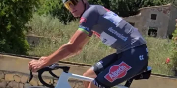 📸 Een week na zijn brute crash traint Mathieu van der Poel weer op de weg in Spanje — zonder brace in zicht