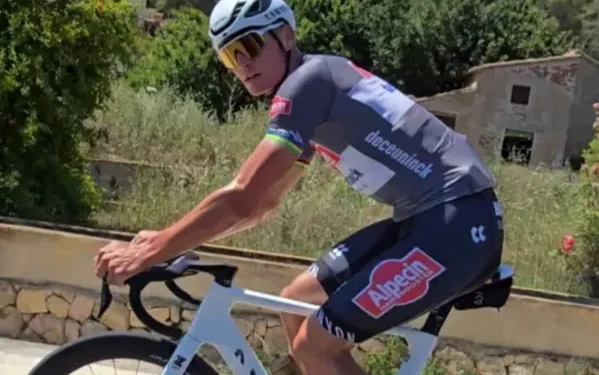 📸 Een week na zijn brute crash traint Mathieu van der Poel weer op de weg in Spanje — zonder brace in zicht