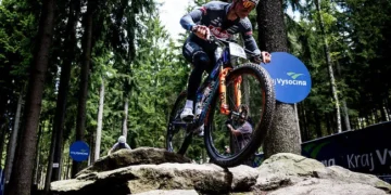 Mathieu van der Poel raakte geblesseerd omdat hij arrogant is”: Gewaagde bewering leidt tot debat na crash tijdens XCO World Cup in Nové Město