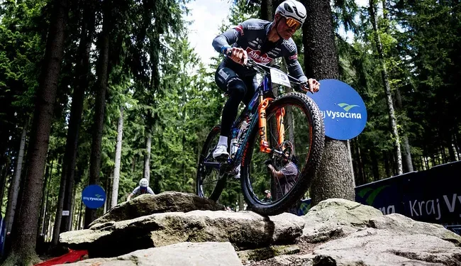 Mathieu van der Poel raakte geblesseerd omdat hij arrogant is”: Gewaagde bewering leidt tot debat na crash tijdens XCO World Cup in Nové Město