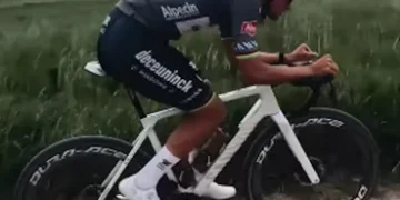 Zonder regenboogtrui, maar met een nieuwe gravelbike: Geeft Van der Poel een subtiele hint naar het WK in Zuid-Limburg?