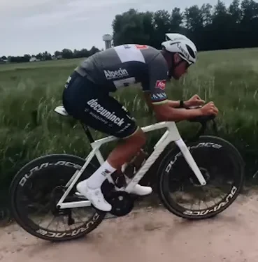 Zonder regenboogtrui, maar met een nieuwe gravelbike: Geeft Van der Poel een subtiele hint naar het WK in Zuid-Limburg?