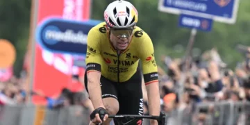 Visma veroordeelt “domme” toeschouwer die beweerde dat Wout van Aert doping gebruikt moet hebben om zijn eerste Giro-etappe gisteren te winnen, want volgens hem was “Wout niet in goede conditie om te winnen”.