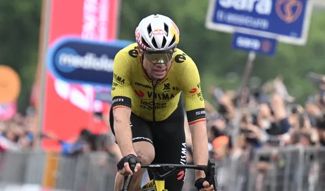 Visma veroordeelt “domme” toeschouwer die beweerde dat Wout van Aert doping gebruikt moet hebben om zijn eerste Giro-etappe gisteren te winnen, want volgens hem was “Wout niet in goede conditie om te winnen”.