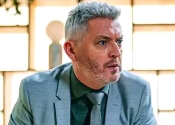 Acteur Kürt Rogiers, bekend als Lars De Wulf in de populaire Vlaamse soap Familie, heeft een opvallende onthulling gedaan over de aankomende seizoensfinale.