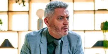 Acteur Kürt Rogiers, bekend als Lars De Wulf in de populaire Vlaamse soap Familie, heeft een opvallende onthulling gedaan over de aankomende seizoensfinale.